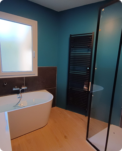 salle de bain bleue douche baignoire seche serviette